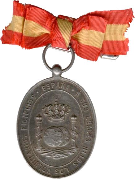 Imagen que contiene objeto, pequeño, cadena, medallón  Descripción generada automáticamente