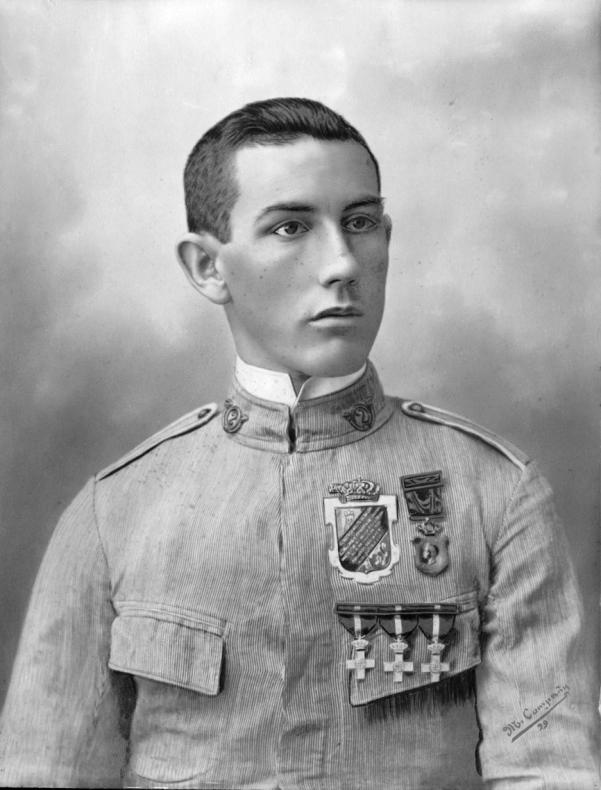 Foto en blanco y negro de un hombre con uniforme militar  Descripción generada automáticamente